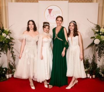 Четыре воспитанницы приемных семей стали дебютантками Венского бала в Киеве