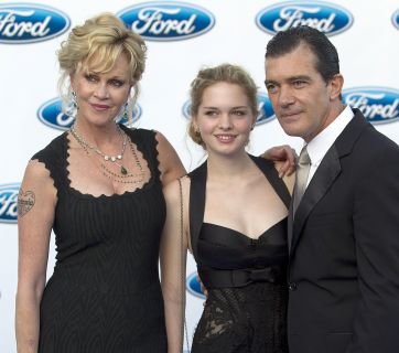 Антонио Бандераса и Мелани Гриффит и их дочь