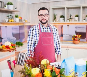 Руслан Сеничкин учит готовить Оливье