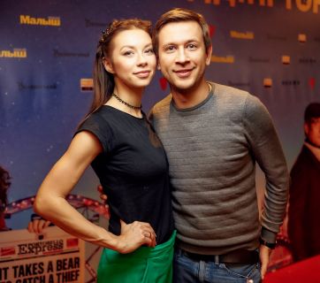 Полина Логунова и Дмитрий Ступка на премьере Приключения Паддингтона 2