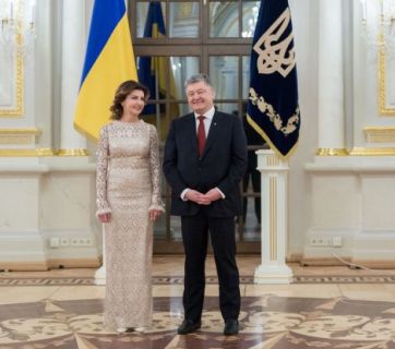 Марина Порошенко появилась на публике в роскошном платье и с элегантной укладкой