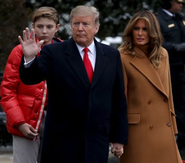 Мелания и Дональд Трамп с сыном Бэрроном