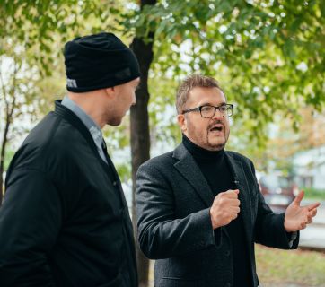 Александр Пономарев дает интервью на улице