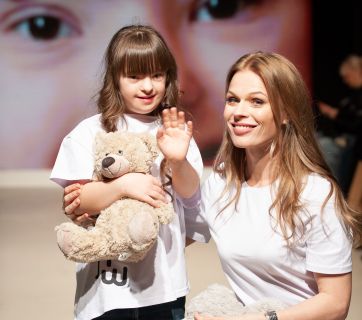 Ольга Фреймут вышла на подиум с «солнечным ребенком»