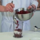 Готовим соус: блендируем ягоды с сахаром, пропускаем через сито, чтобы отделить сок.