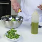 Листья салата заправляем оливковым маслом, соком лимона и добавляем специи. Перемешиваем,  добавляем порезанные пополам помидоры черри