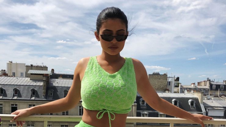 Кайли Дженнер в макси юбке и кроп-топе Fendi