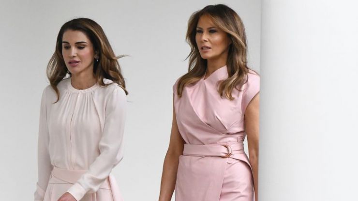 Мелания Трамп в платье-халате оттенка пыльной розы Proenza Schouler