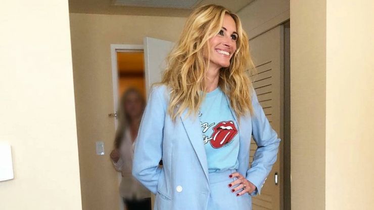 Джулия Робертс в брючном костюме голубого цвета