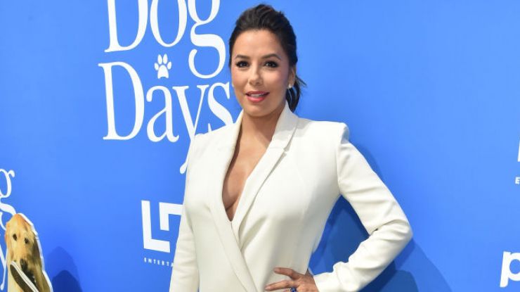 Ева Лонгория в белом платье-пиджаке с глубоким декольте