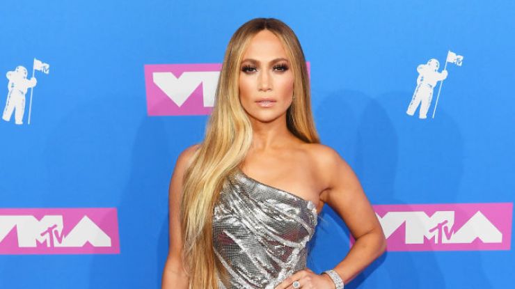 Дженнифер Лопес в асимметричном серебряном платье Versace