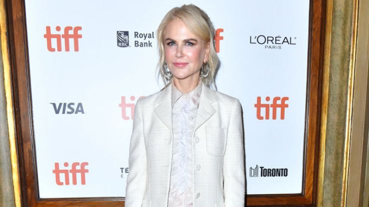 Николь Кидман в стильном белом костюме