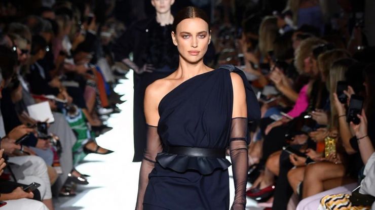 Ирина Шейк в элегантном черном платье Max Mara