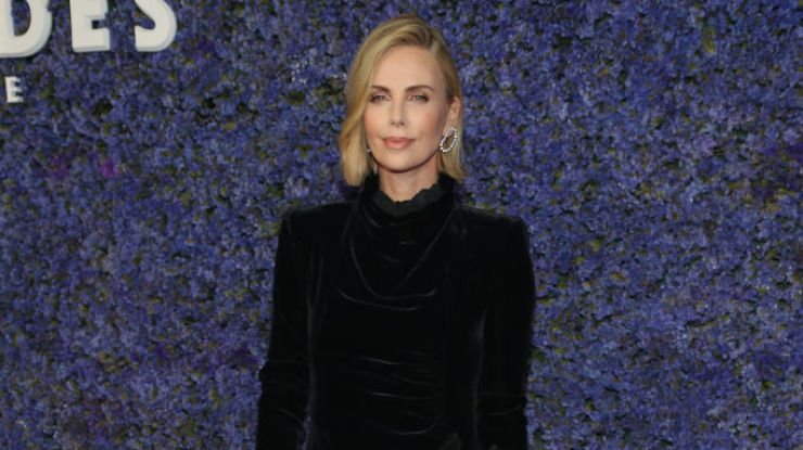 Шарлиз Терон в бархатном платье Gucci