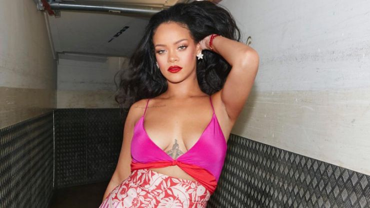 Рианна в облегающей юбке и шелковом топе