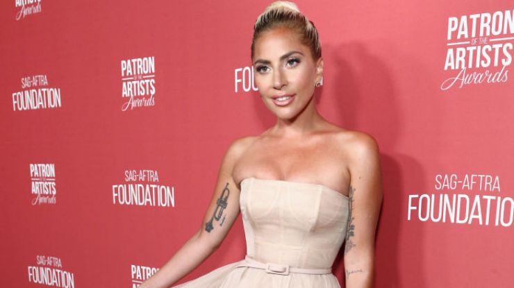 Леди Гага в пудровом платье Dior