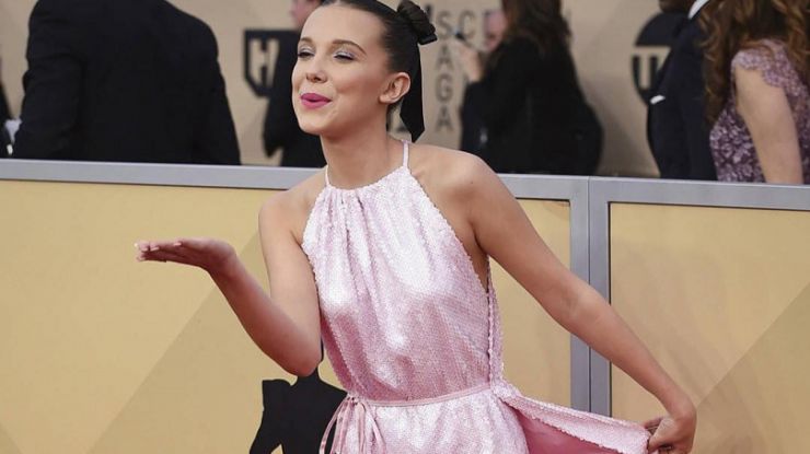 Милли Бобби Браун в платье от Calvin Klein by Appointment