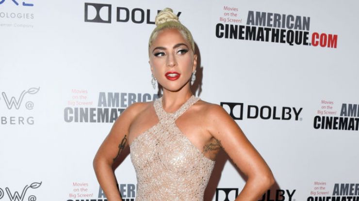 Леди Гага в облегающем платье в пол