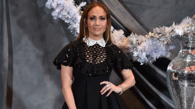 Дженнифер Лопес в черном мини-платье с белым воротничком от Valentino