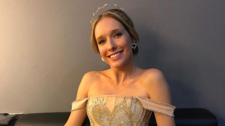 Катя Осадчая в платье золотистого цвета с оголенными плечами