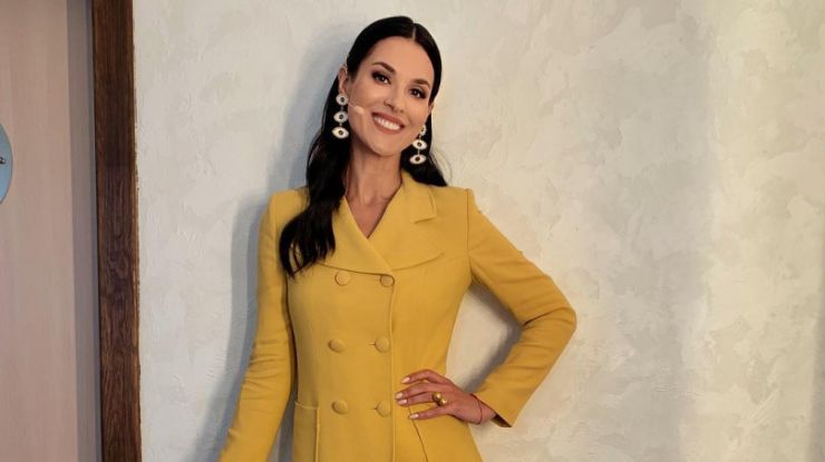 Маша Ефросинина в брючном костюме горчичного цвета