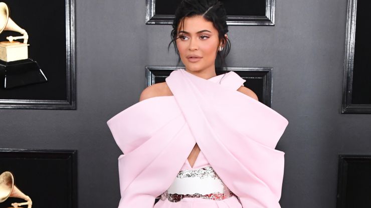 Кайли Дженнер в комбинезоне Balmain Couture зефирно-розового оттенка