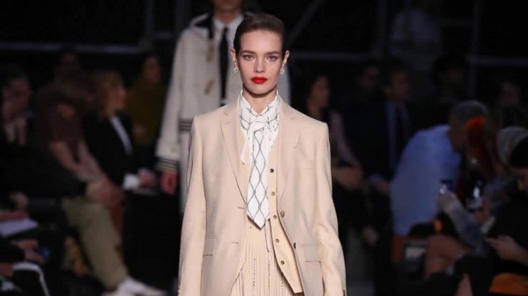 Наталья Водянова в стильном наряде от Burberry