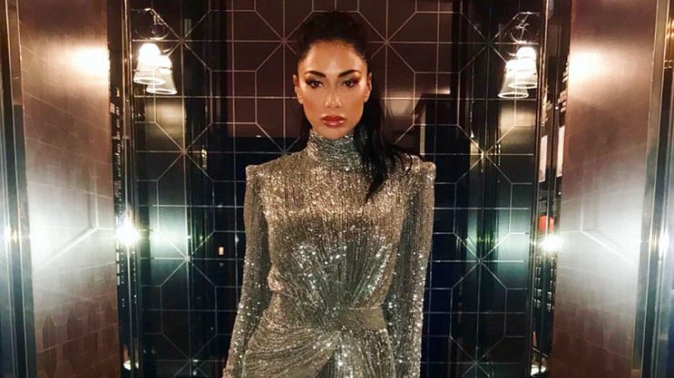 Николь Шерзингер в сияющем платье с откровенным разрезом