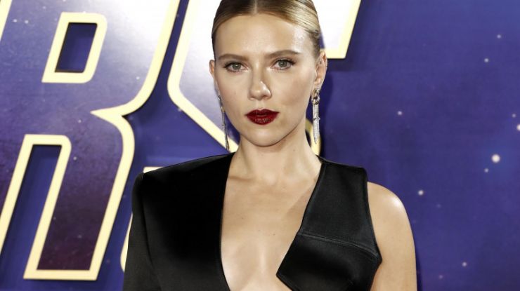 Скарлетт Йоханссон в атласном костюме Tom Ford с глубоким декольте
