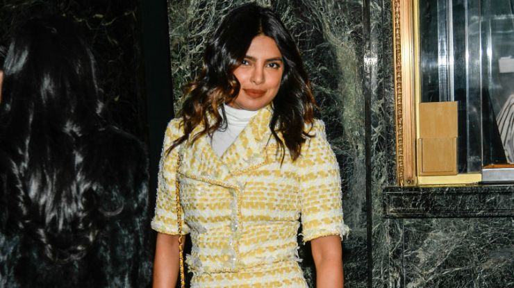 Приянка Чопра в твидовом костюме и прозрачных сапогах Chanel