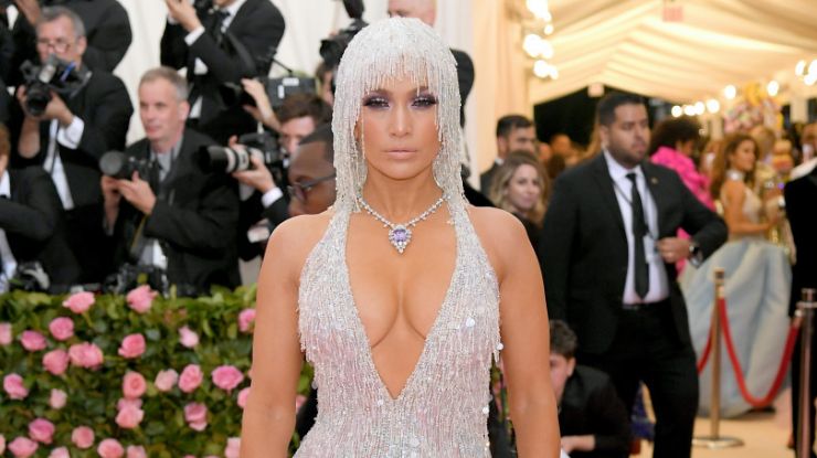 Дженнифер Лопес в наряде от Versace на Met Gala