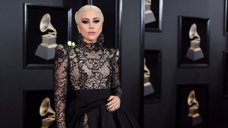 Леди Гага в кружевном комбинезоне и пышной юбке из кутюрной коллекции Armani Prive