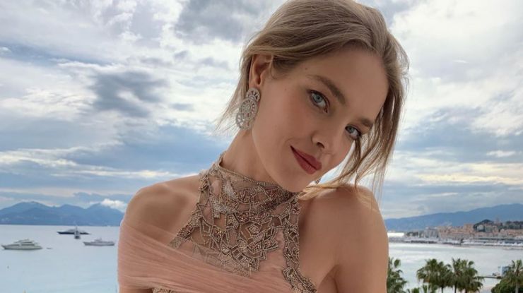 Наталья Водянова в полупрозрачном платье Versace