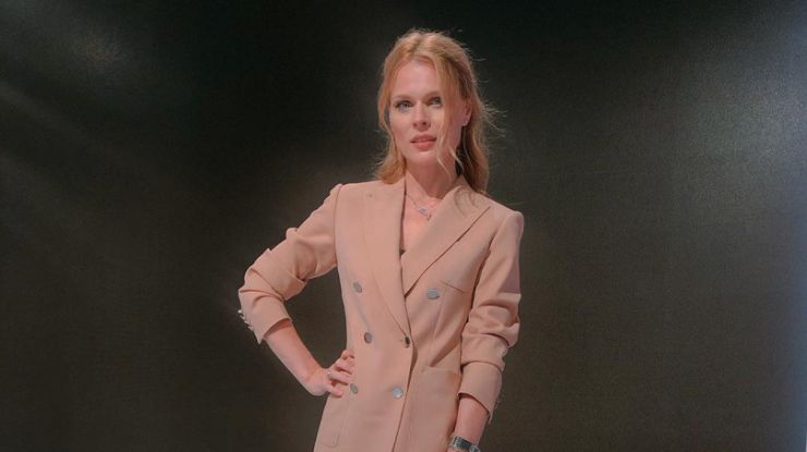 Ольга Фреймут в бежевом брючном костюме