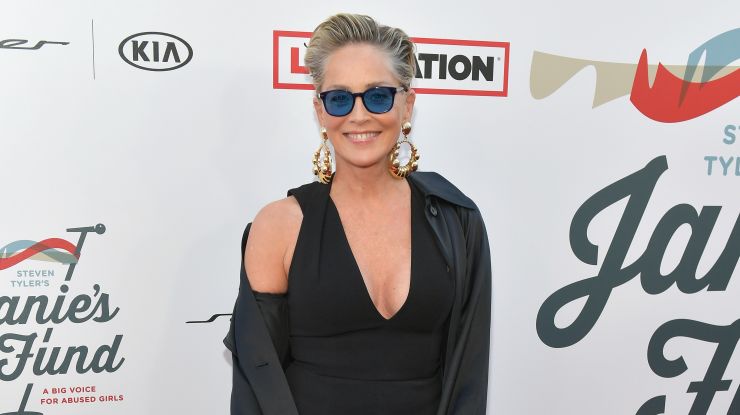 Шэрон Стоун в стильном черном комбинезоне с глубоким декольте