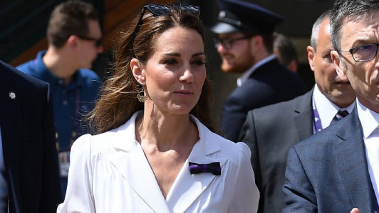 Кейт Миддлтон в белом платье с черными пуговицами и тоненьким поясом-бантом