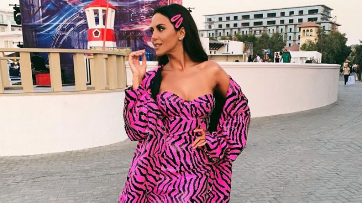 Настя Каменских в платье цвета фуксии с оголенными плечами