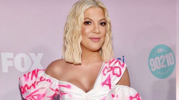 Тори Спеллинг в асимметричном белом платье с яркими надписями