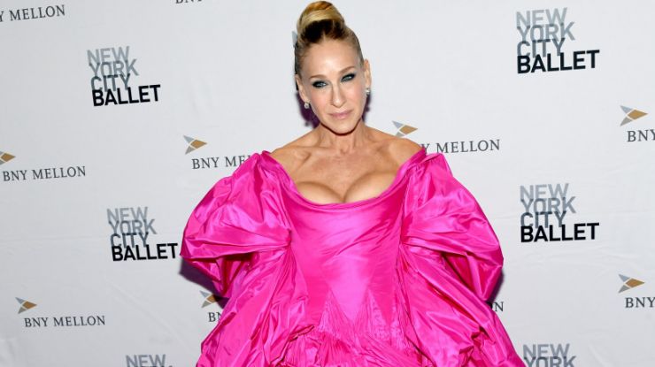 Сара Джессика Паркер в объемном платье цвета фуксии Zac Posen