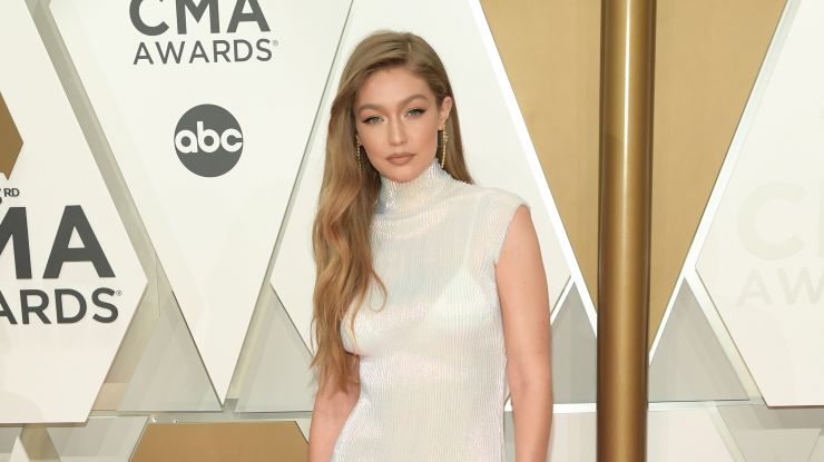 Джиджи Хадид в белоснежном платье от Helmut Lang