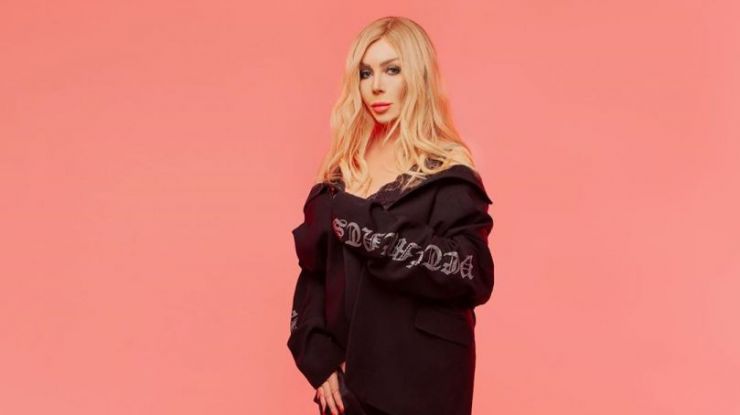 Ирина Билык в мини-платье и ботфортах