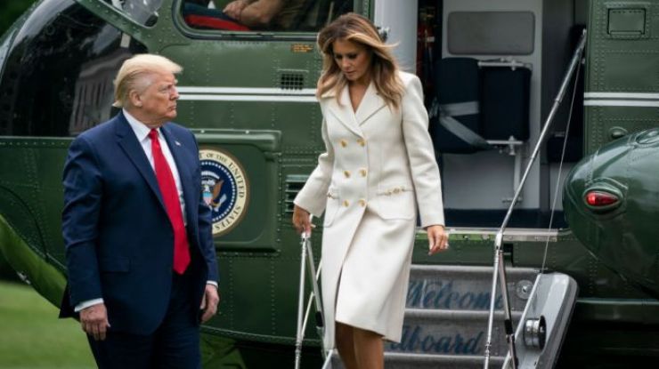 Мелания Трамп в светлом пальто Gucci с золотыми пуговицами