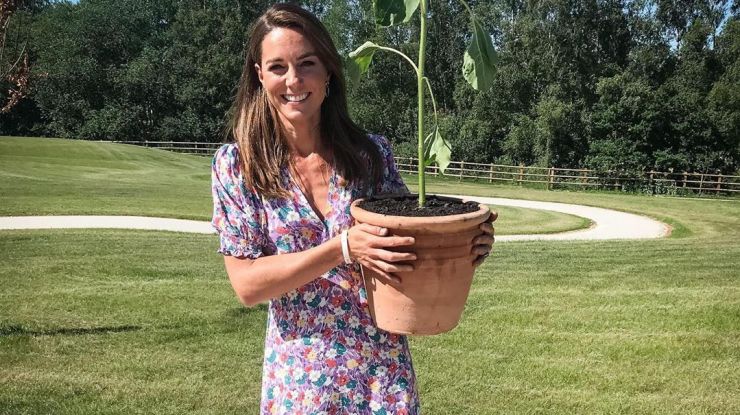 Кейт Миддлтон в лиловом платье с цветочным принтом от Faithfull the Brand