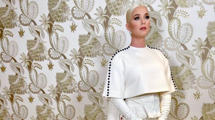 Кэти Перри в белом наряде от Тома Брауна на инаугурации Байдена