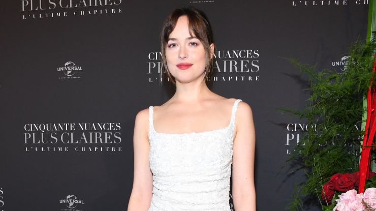 Дакота Джонсон в облегающем белом платье Prada, расшитом пайетками