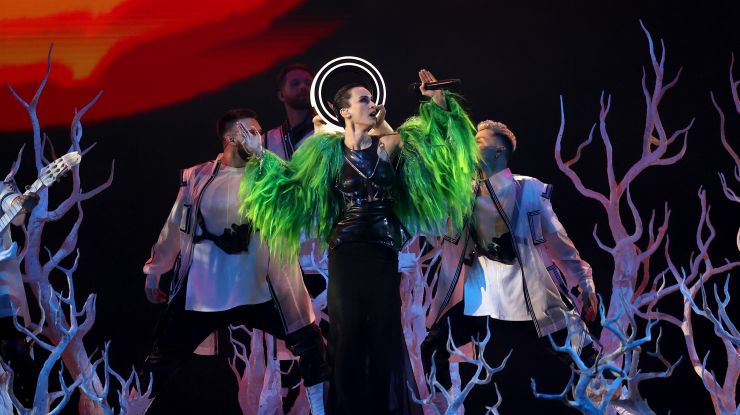 Кожаный топ и зеленая шуба: наряд солистки Go_A на Евровидении 2021