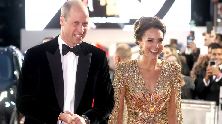 Кейт Миддлтон в золотом платье Jenny Packham на премьере фильма «Не время умирать»
