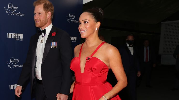 Меган Маркл у червоній сукні Carolina Herrera