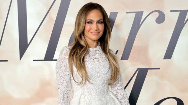 Дженніфер Лопес у білій сукні на прем’єрі фільму «Вийду за тебе»