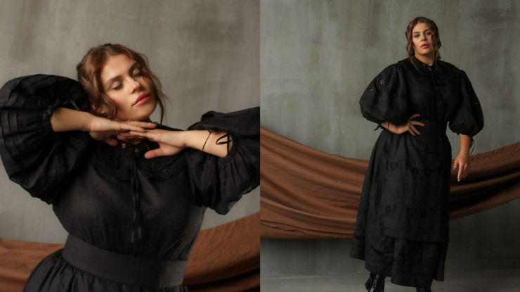 Солистка группы KAZKA Александра Зарицкая в черном платье с этномотивами EmbroideredGem